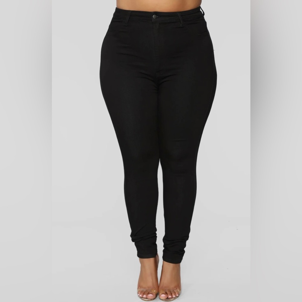 Black High Waisted Jeans. NWT. Fits like a Dream🫶🏽